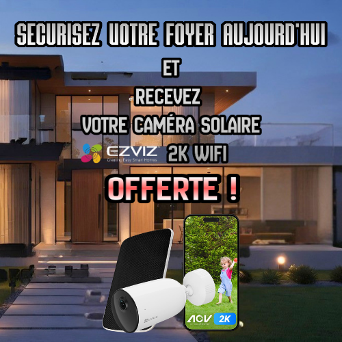 Maison moderne au crépuscule avec promo: caméra solaire 2K Wi‑Fi offerte; caméra blanche et smartphone à l'avant.